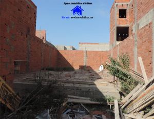 0429 - للبيع بالقيروان طريق حفوز تقسيم الفلاح أرض محيطة بسور مساحتها 20 م م