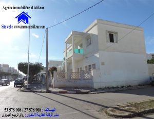 0668 - للبيع بالقيروان حومة السيد منزل يفتح على نهجين مع طابق علوي
