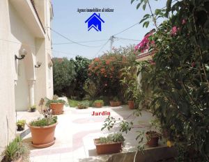 للبيع فيلا تفتح على نهجين بطريق حفوز القيروان
