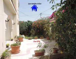 Une belle Villa de 376m² à vendre à trik Haffouz - 0556