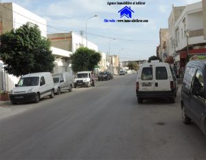 0685 - للبيع منزل بالقيروان قرب مغازة بن حلوة طريق سوسة بموقع تجاري